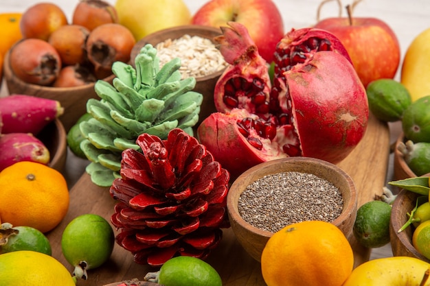 Vista frontale composizione di frutta fresca frutti diversi su sfondo bianco salute agrume colore bacca matura gustosa