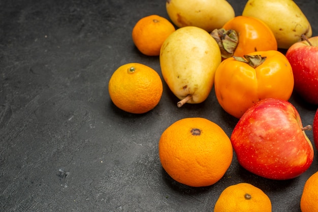 Vista frontale composizione di frutta pere fresche mandarini e mele su uno sfondo grigio gusto frutta vitamina foto a colori melo
