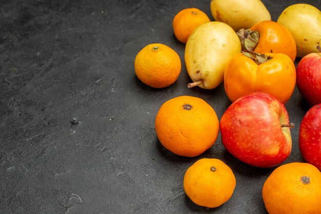 Vista frontale composizione di frutta pere mandarini e mele su uno sfondo grigio gusto fr uit vitamina foto a colori melo posto libero