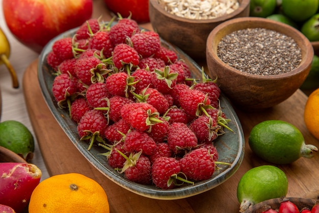 Vista frontale composizione di frutta sullo sfondo bianco tropicale colore maturo esotico dieta dolce foto