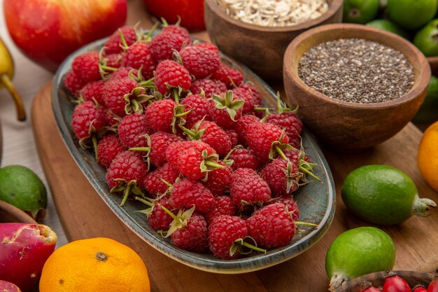 Vista frontale composizione di frutta sullo sfondo bianco tropicale colore maturo esotico dieta dolce foto