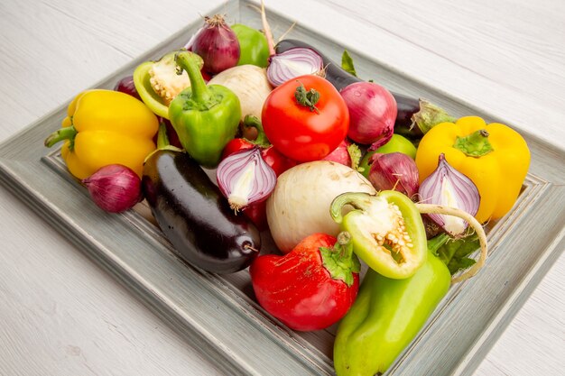 Vista frontale composizione vegetale all'interno del telaio su sfondo bianco foto pepe vegetale maturo vita sana colore insalata pasto