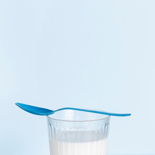Vista frontale copia spazio sfondo e latte in un bicchiere