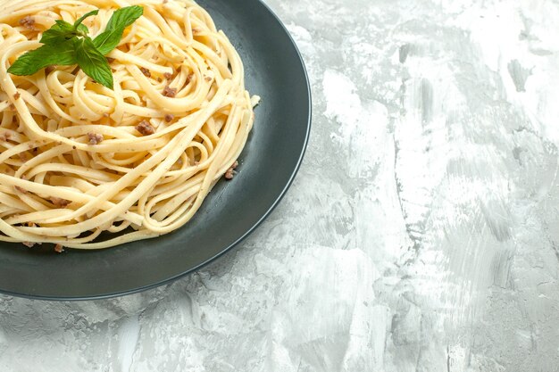Vista frontale cucinata pasta italiana all'interno del piatto su sfondo bianco on