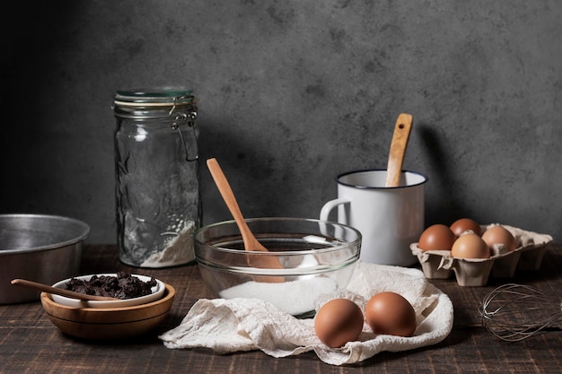 Vista frontale degli ingredienti della torta sul tavolo