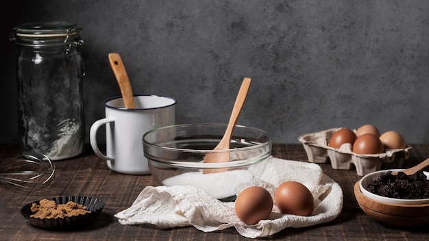 Vista frontale degli ingredienti della torta sul tavolo