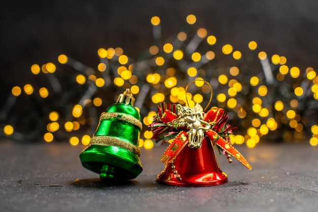 Vista frontale degli ornamenti dell'albero di Natale luci dell'albero di Natale sullo sfondo