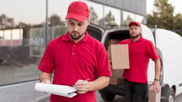 Vista frontale degli uomini di consegna al concetto di lavoro