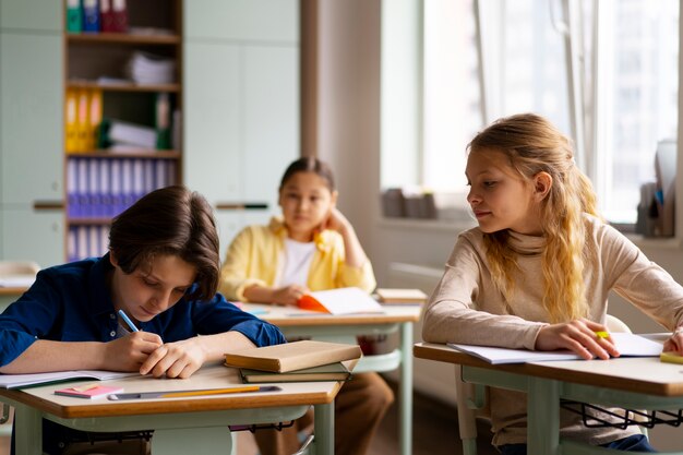 Vista frontale dei bambini che tradiscono a scuola
