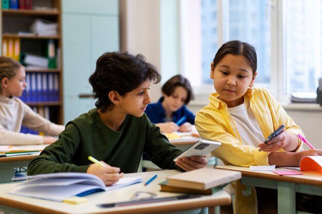 Vista frontale dei bambini che tradiscono a scuola