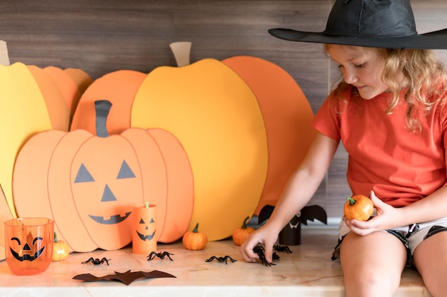 Vista frontale dei bambini con halloween conceptt