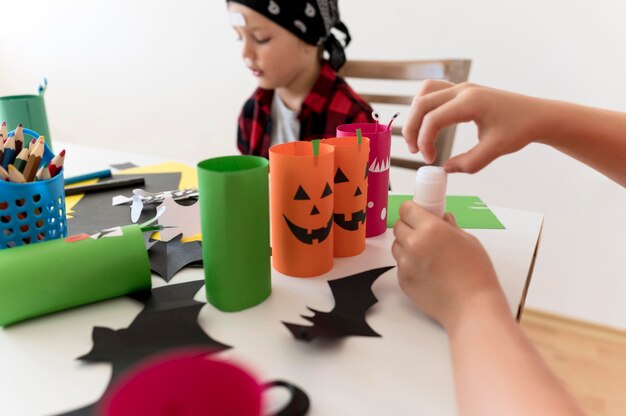 Vista frontale dei bambini con halloween conceptt