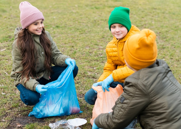 Vista frontale dei bambini sorridenti che se lo esaminano