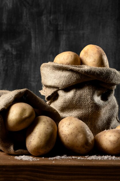 Vista frontale dei sacchi di tela con patate