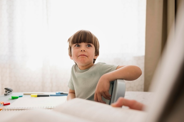 Vista frontale del bambino che è istruito a casa