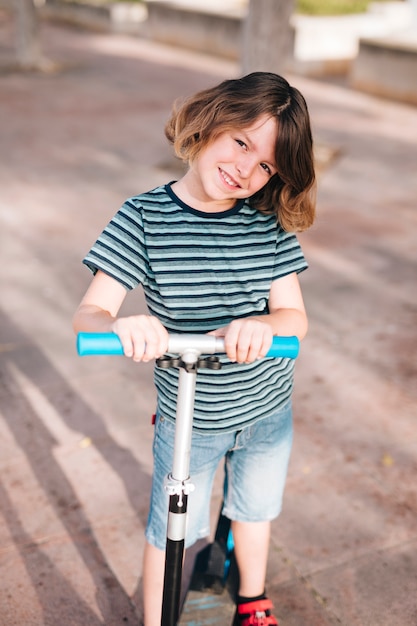 Vista frontale del bambino con scooter