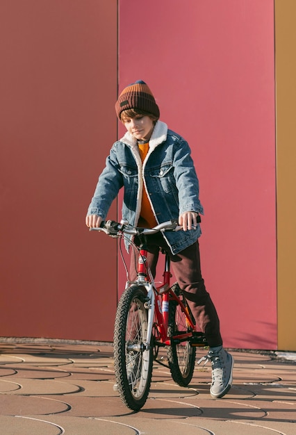 Vista frontale del bambino in bicicletta all'aperto