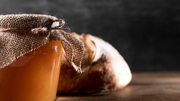 Vista frontale del barattolo di marmellata con pane