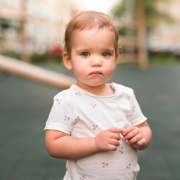 Vista frontale del bellissimo concetto di bambino