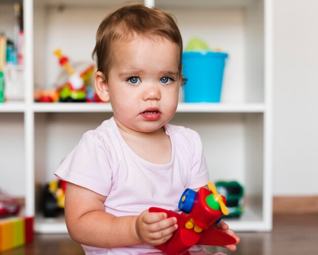 Vista frontale del bellissimo concetto di bambino