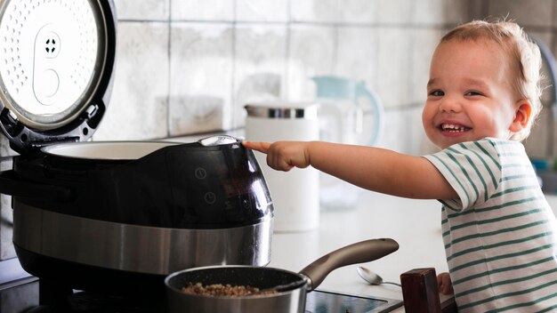 Vista frontale del bellissimo concetto di bambino