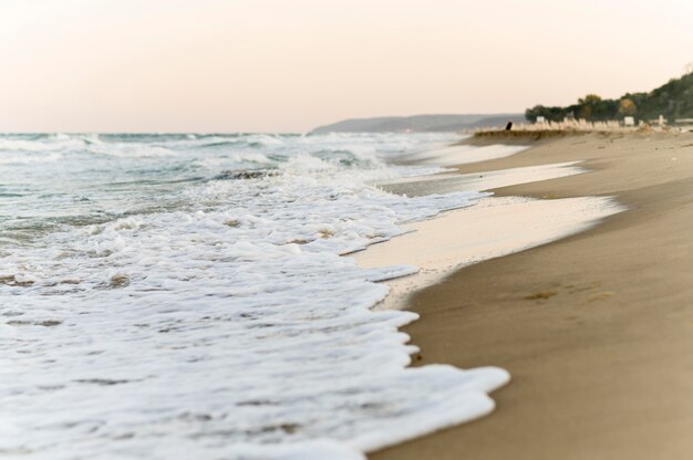 Vista frontale del bellissimo scenario della spiaggia