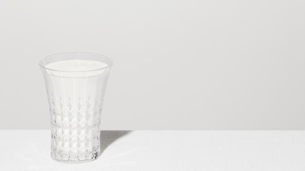 Vista frontale del bicchiere di latte con copia spazio