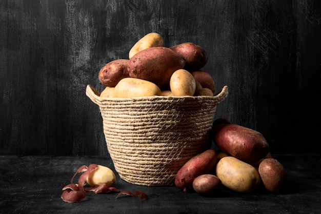 Vista frontale del cestino con patate