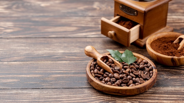 Vista frontale del concetto del caffè sulla tavola di legno