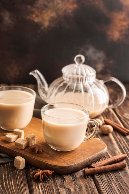 Vista frontale del concetto del tè al latte con cannella