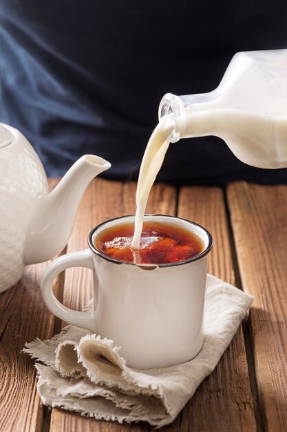 Vista frontale del concetto del tè al latte