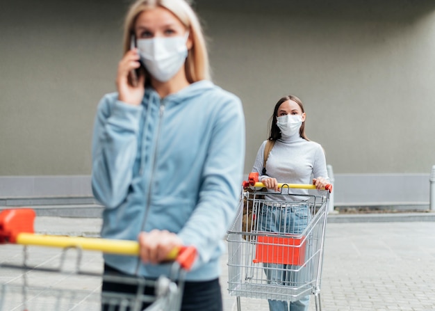 Vista frontale del concetto di allontanamento sociale