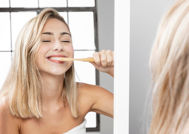 Foto gratuito vista frontale del concetto di bella donna bionda