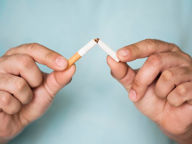 Vista frontale del concetto di cattiva abitudine della sigaretta