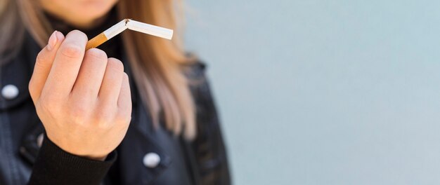 Vista frontale del concetto di cattiva abitudine della sigaretta