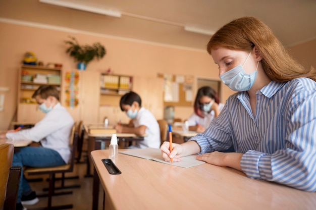 Vista frontale del concetto di covid torna a scuola