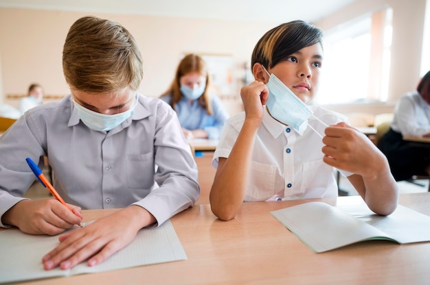 Vista frontale del concetto di covid torna a scuola