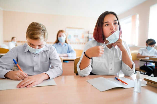 Vista frontale del concetto di covid torna a scuola