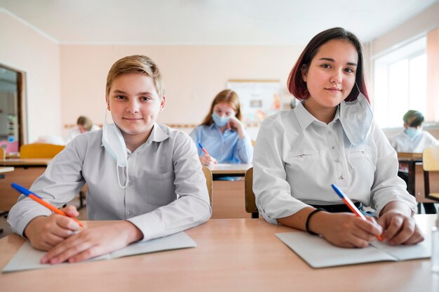 Vista frontale del concetto di covid torna a scuola