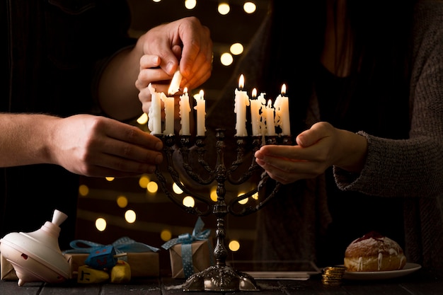 Vista frontale del concetto di portacandele hanukkah