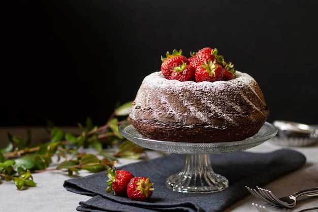 Vista frontale del concetto di torta al cioccolato