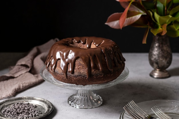 Vista frontale del concetto di torta al cioccolato