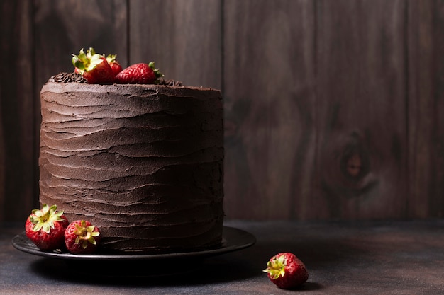 Vista frontale del concetto di torta al cioccolato