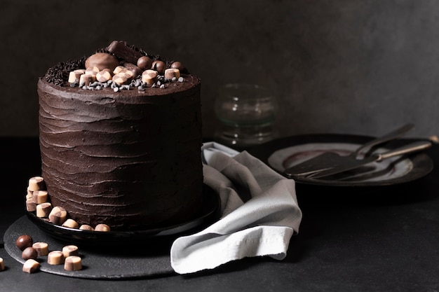 Vista frontale del concetto di torta al cioccolato