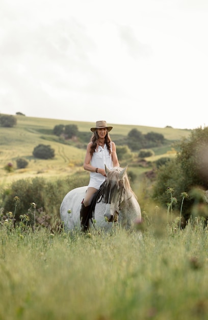 Vista frontale del contadino femminile a cavallo