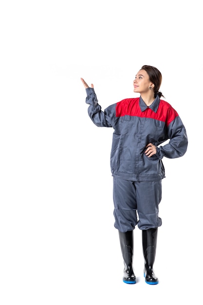 vista frontale del costruttore femminile in uniforme speciale sul muro bianco