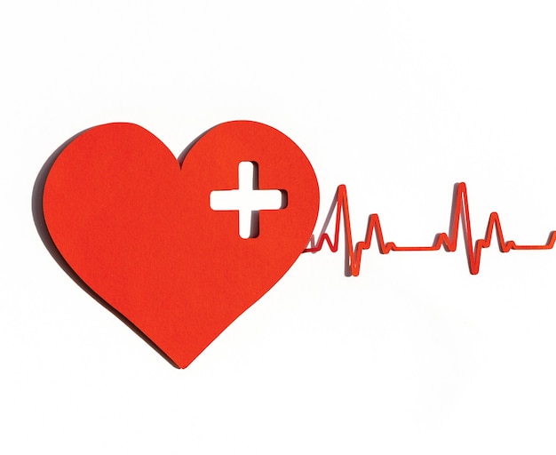 Vista frontale del cuore di carta con battito cardiaco per la giornata mondiale del cuore