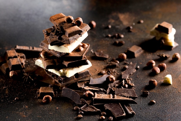 Vista frontale del delizioso concetto di cioccolato