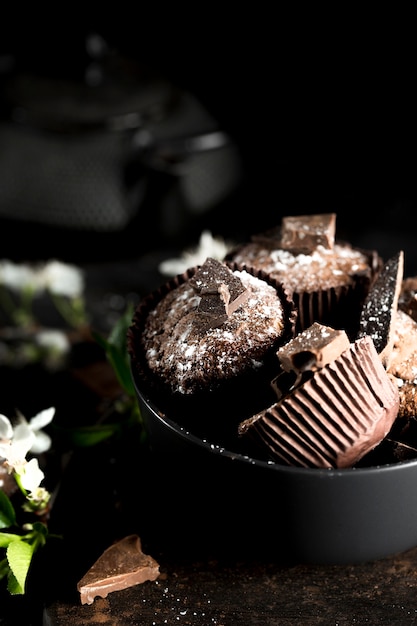 Vista frontale del delizioso concetto di cioccolato