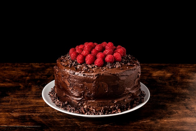Vista frontale del delizioso concetto di torta al cioccolato